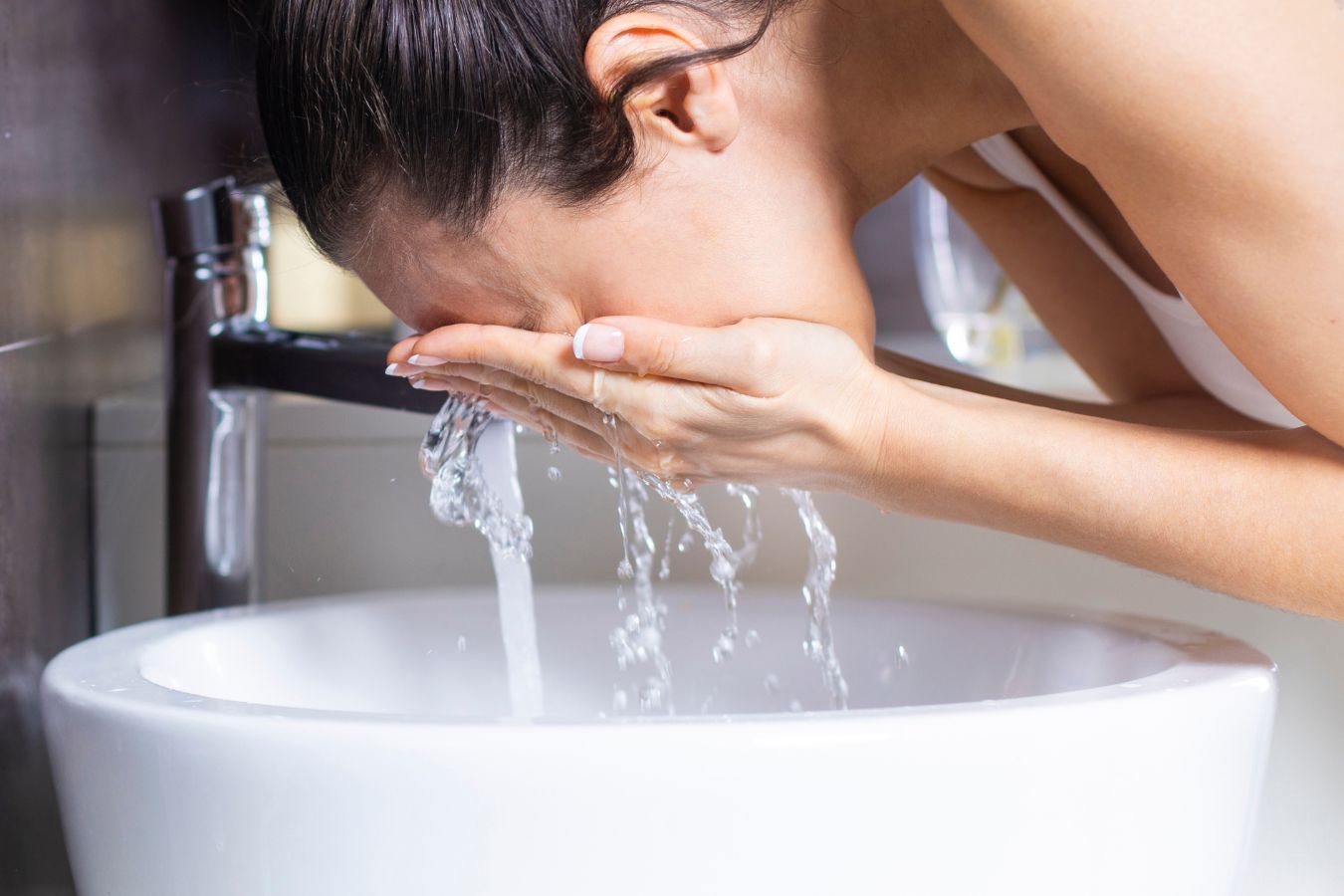 lavar_la_cara_con_agua_fresca_tip_para_pieles_de_cosmeticos24h_2