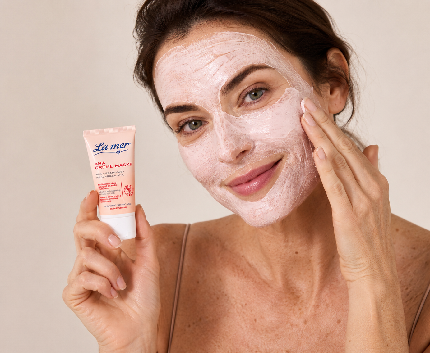 mini_talla_mascarilla_aha_de_la_mer_mujer_posando.png