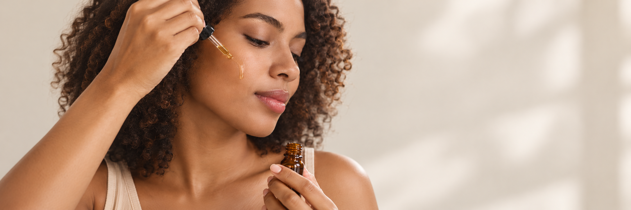 mujer_aceite_facial_mas_centrada.png