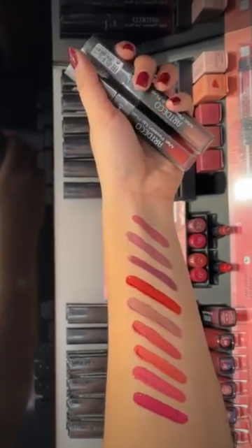 Dale a tus labios una explosión de color intenso y duradero 